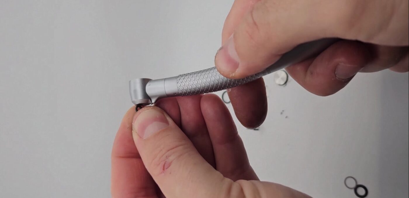 montáž O-kroužku na turbínu zubního nástavce